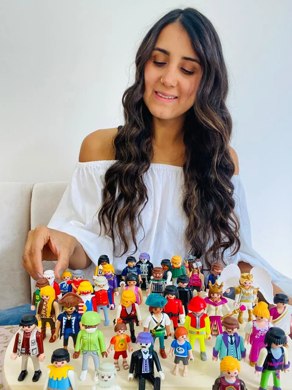Nikole Forero ubicando las figuras que usa en una constelación familiar individual