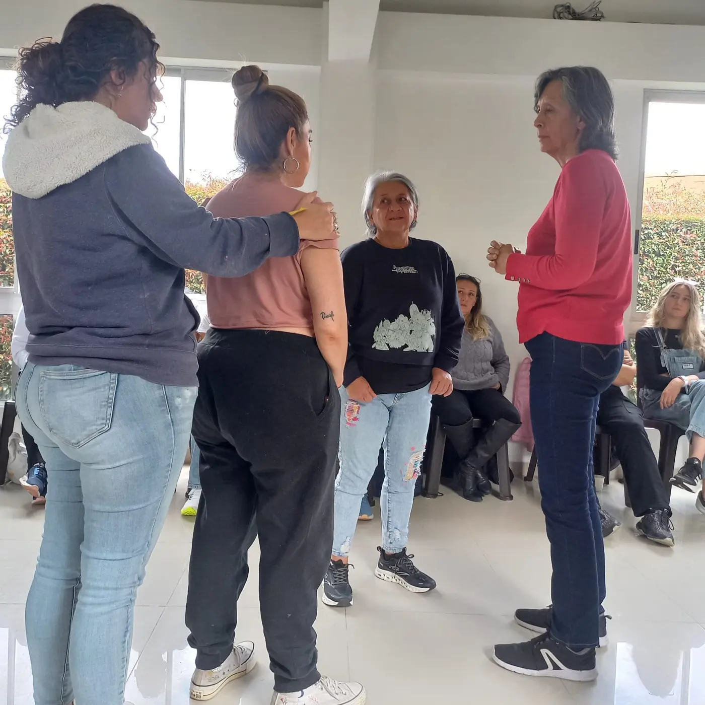 Participantes representando a los miembros de una familia en una constelación grupal